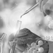 In de wetenschap en de geneeskunde experimenteren wetenschappers met de analyse met een modelmolecule en de afzetting van een monster in een buisje/En science et en médecine, les scientifiques expérimentent l'analyse d'une molécule modèle et le dépôt d'un échantillon dans un tube.