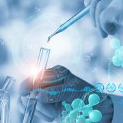 In de wetenschap en de geneeskunde experimenteren wetenschappers met de analyse met een modelmolecule en de afzetting van een monster in een buisje/En science et en médecine, les scientifiques expérimentent l'analyse d'une molécule modèle et le dépôt d'un échantillon dans un tube.